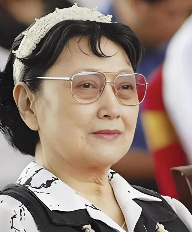 她是中国唯一影星少将，41岁丧子58岁丧夫，命运对她似乎格外严苛