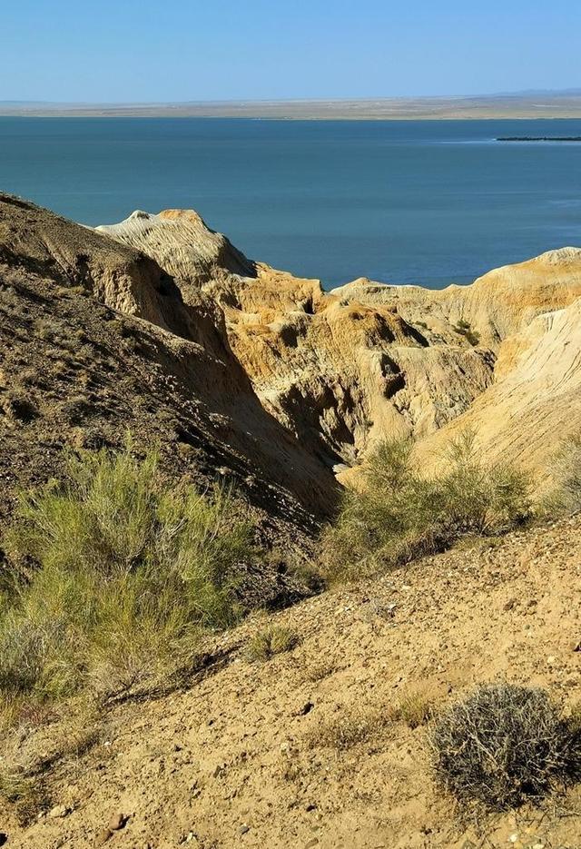 游新疆乌伦古湖海上魔鬼城