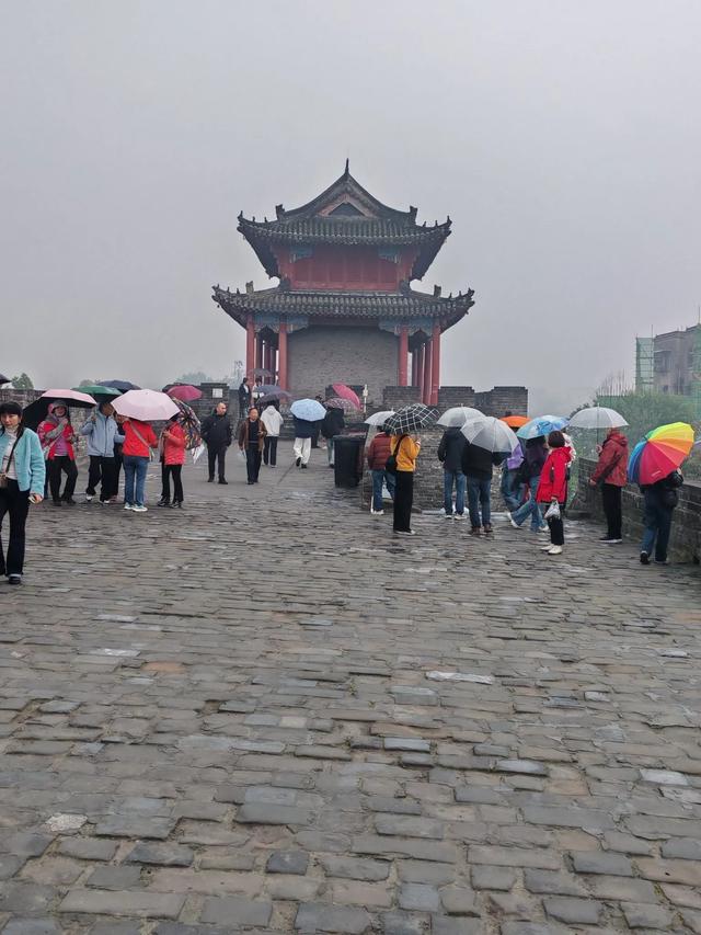 2025北京到海南行程第五天:离开河南进入湖北,雨中游览襄阳古城