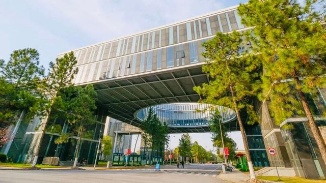 国庆去哪玩？上海成“热门选择”，这所大学值得打卡！