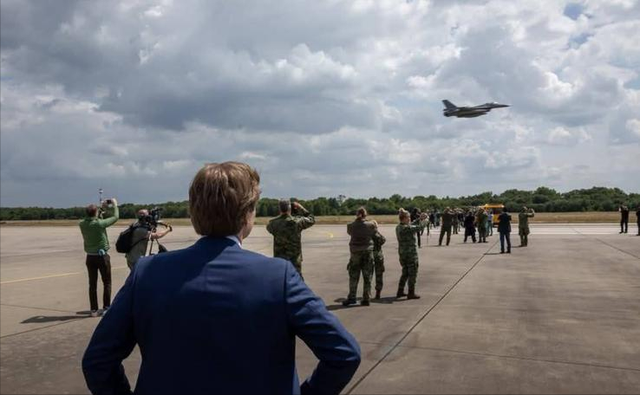 罗马尼亚1欧元拿下18架战机！泽连斯基赴荷兰要F-16，却一架未得
