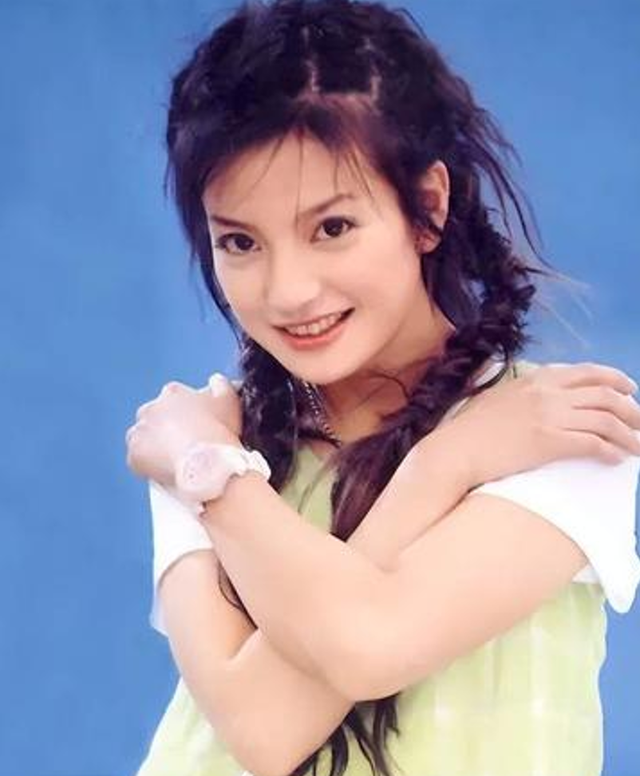 赵薇母女现身北京机场，15岁女儿一头黄毛	，穿搭比50岁妈妈还成熟