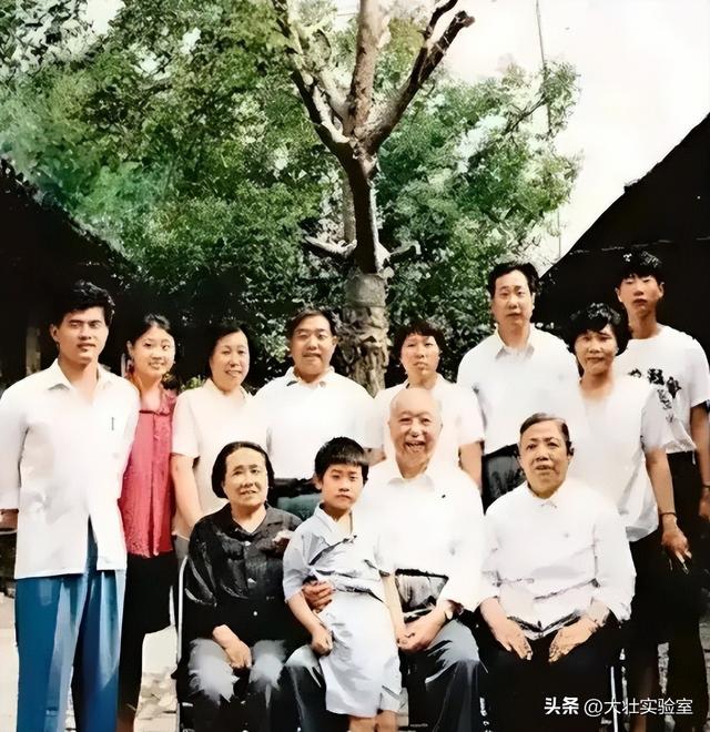 华国锋的夫人韩芝俊有多美？1961年的全家留影，30岁她端庄贤惠