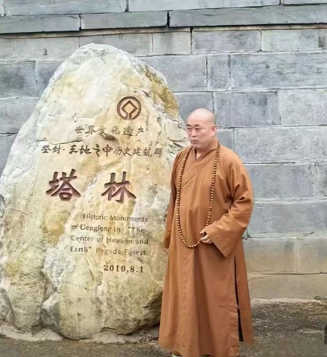 女徒弟众多，老僧见面下跪，释永信在少林寺的生活，到底有多爽？