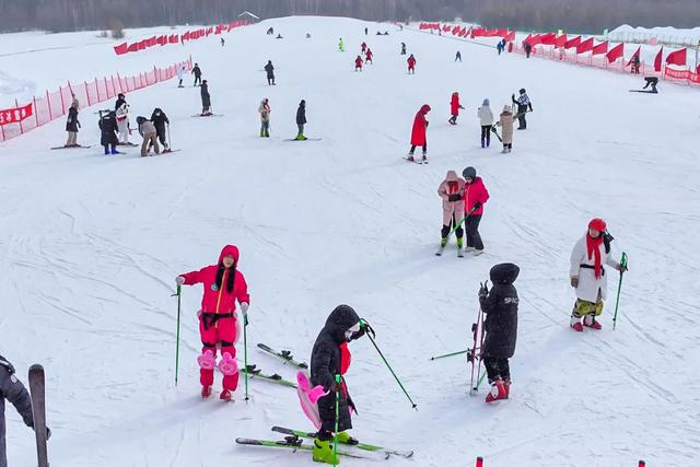 诚邀共赴跨年迎新之旅!银装素裹间,开启祈福狂欢的魔法庆典