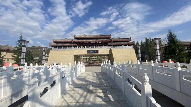 一祠承文脉，满园忆三国。