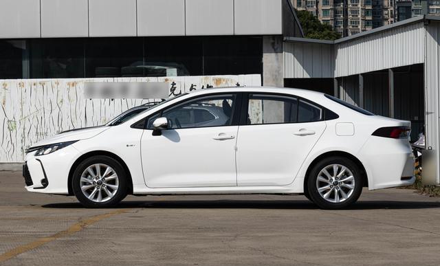 2024款卡罗拉双擎混动家轿省钱选择_东阳二手卡罗拉双擎2025改款_先锋版精英版旗舰版配置对比