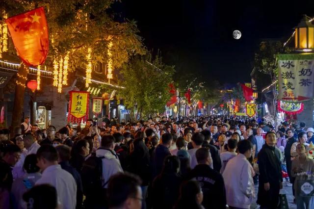 爱在中秋，一宵清辉漫古城，千年情思逐月光