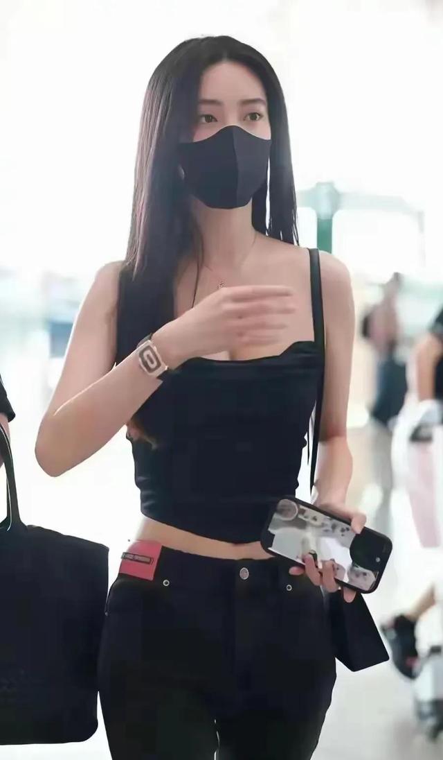 孟子义真空吊带裙现身机场，吊带下的腰臀比太惊艳 妥妥人间尤物！