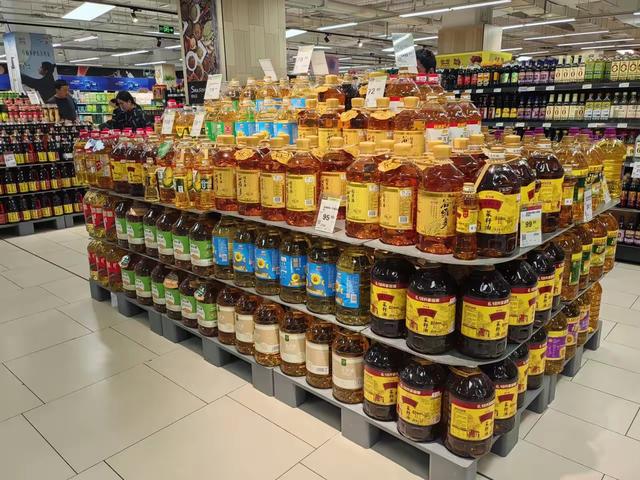 信号越来越明显！新加坡总理公开支持高市后，金龙鱼凉得更快了