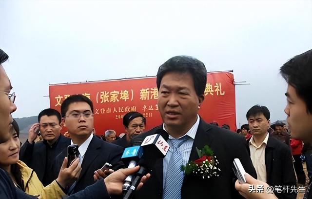 出门有多名女秘书陪伴，非法敛财100亿，昔日首富还是付出了代价