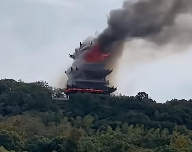 永庆寺早期门前防火横幅照片被挖出!标语成"亮点"，网友：辣眼睛