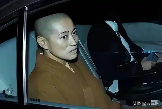 揭秘尼姑庵真相：表面佛门实则妓院，穿黑丝戴假发，香客人来人往