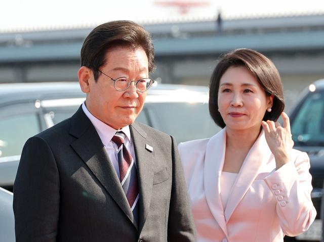 李在明刚抵美，美国就给下马威，先签3500亿文件，否则别见特朗普