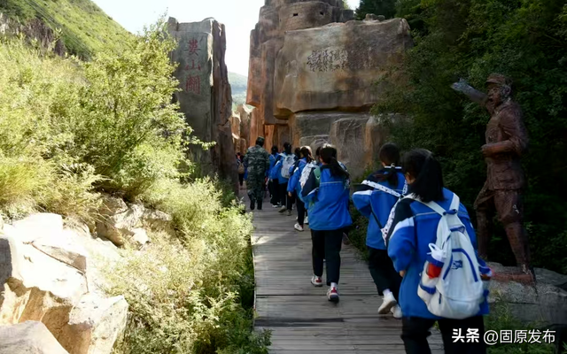 1700余名师生奔赴六盘山！用徒步与誓言上好 “行走的思政课”