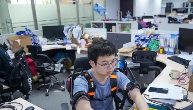 泰山陪爬男大，被一个中年理工男抢了风头