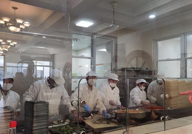 北京下了个死命令：2027年底前，所有中小学必须告别“校外配餐	”