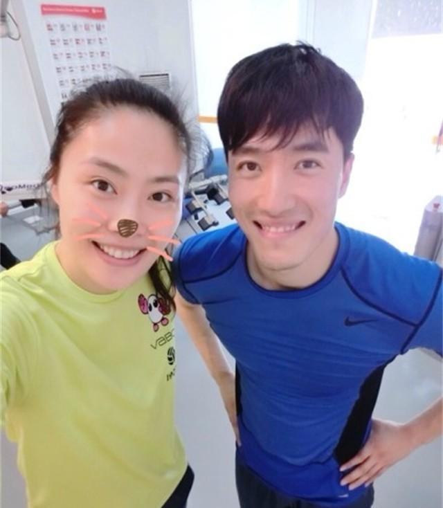 “背飞女王”远嫁美国！住豪宅，52岁白人老公身材健硕