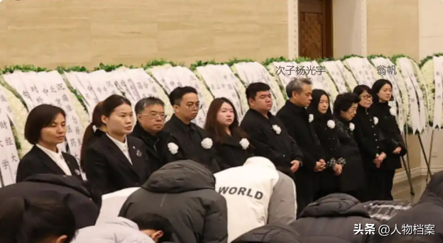 杨振宁葬礼今日举行！遗体覆盖国旗，翁帆站首位，次子杨光宇露面