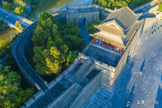 朝宗楼是荆州城墙上唯一的古城楼,所以有两道铁门把关,闲人莫近