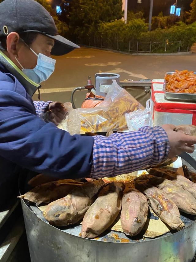 3岁丧父，吃姐姐奶水长大，成名后为8个哥姐买房，如今成全家骄傲