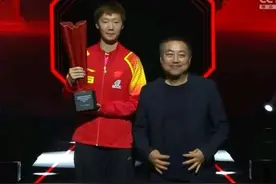 大满贯落幕！王曼昱夺冠，刘国梁笑着给她颁奖，国乒大胜包揽5冠图片