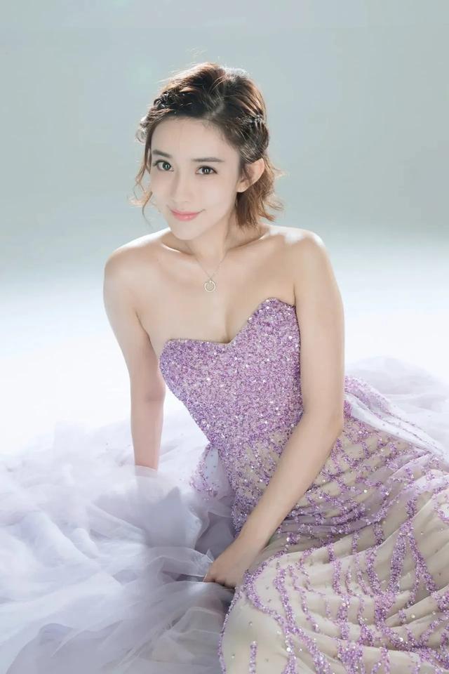 孟子义留甜美短发,身穿一袭紫色抹胸微透视裙,温婉可人很是迷人