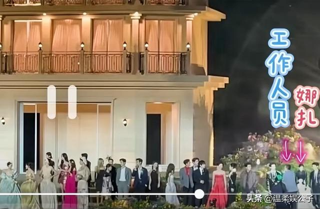这一夜，合照站位暴露咖位：杨幂被挤，钟楚曦“抢位”，C位亮了