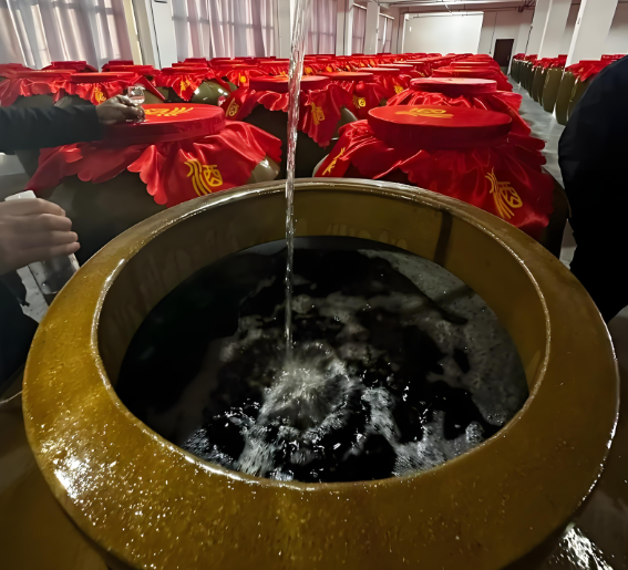 北京一家自驾游遇降雨，到一民宿躲雨，点6菜1酒，结账时泪流满面