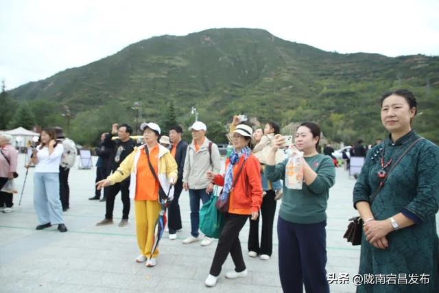 国庆第三日，官鹅沟秋色正浓人气旺
