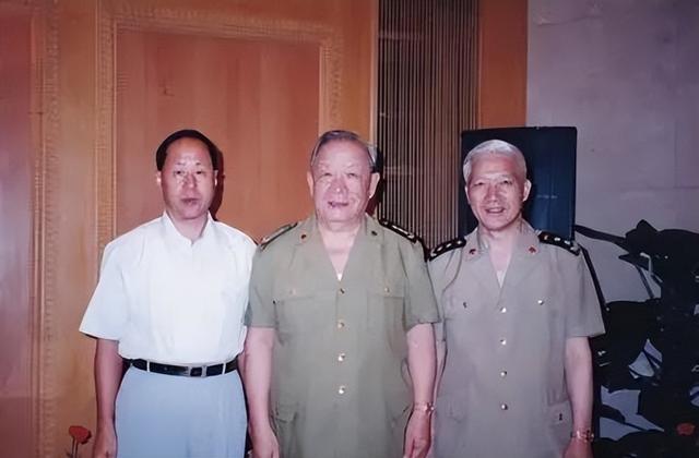 迟浩田将军的夫人有多美？1956年结婚照，妻子容貌出众，善良温顺