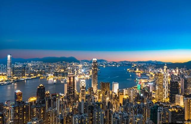 30年前，香港GDP是上海的6倍，新加坡GDP是上海的3倍，现在呢