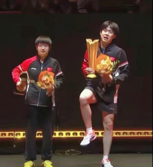 莎头又夺冠了，莎莎和薯条都很开心，想不到大头又出了“小洋相”