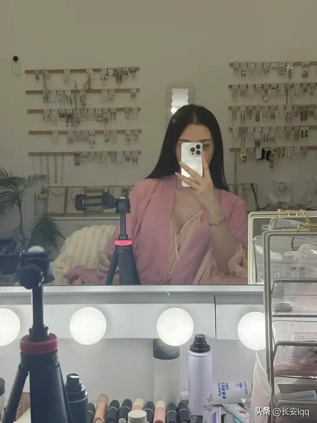 最美运动员击剑秦雪近照这脚怎么这么大？这不合理吧