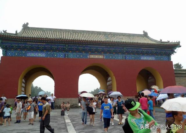 古木参天、绿草如茵，天坛景色秀