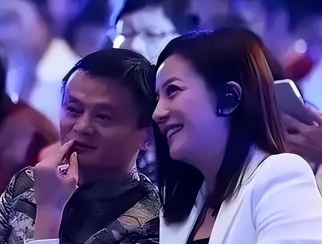 婚姻事业全无，消失4年后	，49岁赵薇再曝近况，胃癌传闻真相曝光