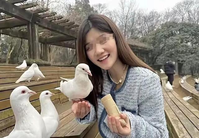 一家医院顶楼，有一个21岁女孩从19楼下去了，手机里百条求救信息