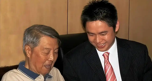 他曾是胡书记的得助手，担任过贵州省委书记，临终请求葬回故乡