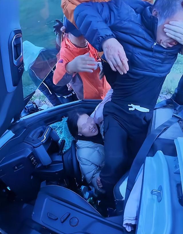 广东越野车西藏意外坠崖，藏族姑娘挺身而出，网友怒赞，文旅回应