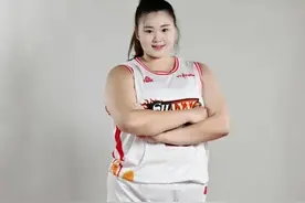 女篮198斤大码中锋刘禹彤：放弃芭蕾成周琦队友，24 岁还是单身图片