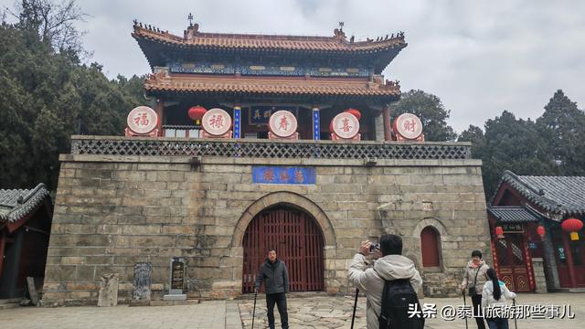 它被誉为“泰山第一楼”，里面住着 128 位神仙，2位皇帝曾为其背书