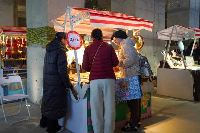 徐汇滨江新玩法！滑冰+逛集，快来沪上最大户外水岸冰场打卡！