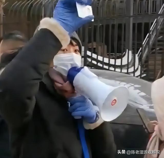 51岁主持人方琼：嫁给电视台领导，21岁儿子不仅长得像她还是学霸