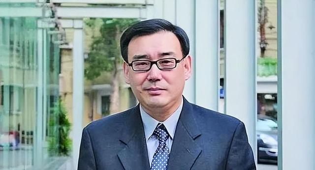 现实版汉奸，曾在外交部工作，入外国籍，卖国求荣，结局令人舒适