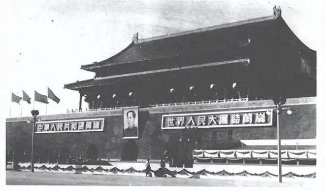 天安门城楼上，为何不悬挂毛主席的照片，反倒要挂毛主席的画像?