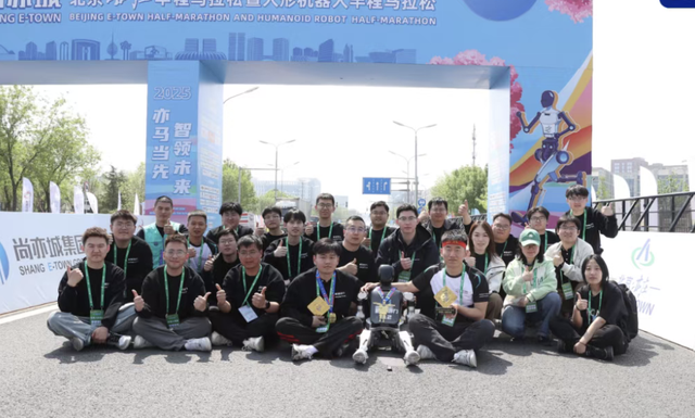 全球首款！高性能人形机器人跑跳进入万元机时代