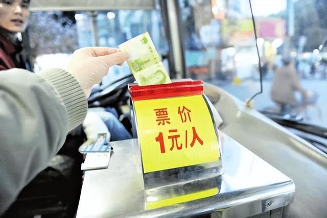 一年亏损超千万，关停潮席卷全国，公交车拉货求生，能自救成功吗