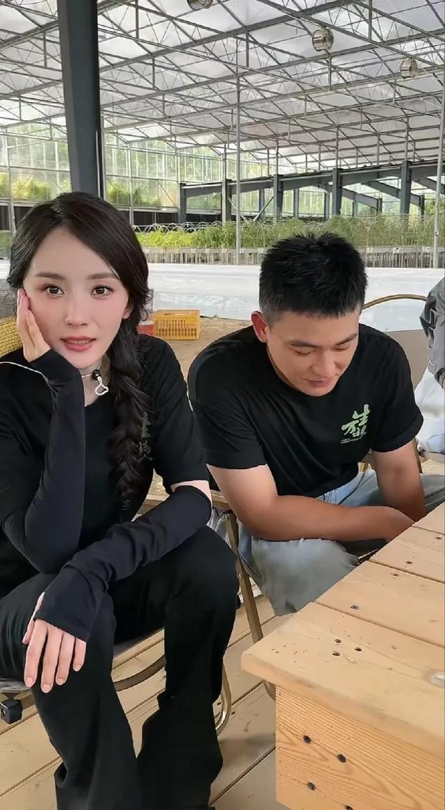 欧豪和杨幂现身菜园子，杨幂打扮好漂亮，欧豪比其他人更像农民