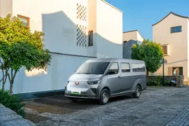 "7.38万起！五菱扬光客车版新登场，六座纯电神车助你创富路飞驰"图片