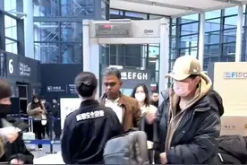 恋情曝光四年多，曾被曝结婚，潘粤明和尹姝贻现身机场图片